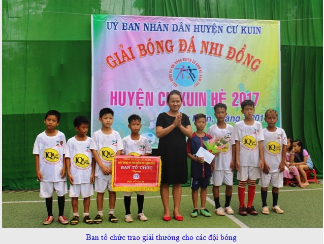 Huyện Cư Kuin vừa tổ chức giải bóng đá nhi đồng năm 2017 với sự tham gia của gần 70 vận động viên đến từ 6 đội bóng của các xã trên địa bàn huyện.